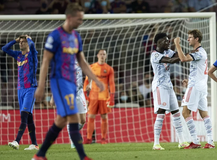 
    Catalanii au fost depășiți ușor de jucătorii lui BayernFoto: EPA-EFE  