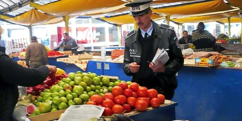 Controalele făcute în pieţe scot mai mereu la iveală că marfa se vinde fără acte