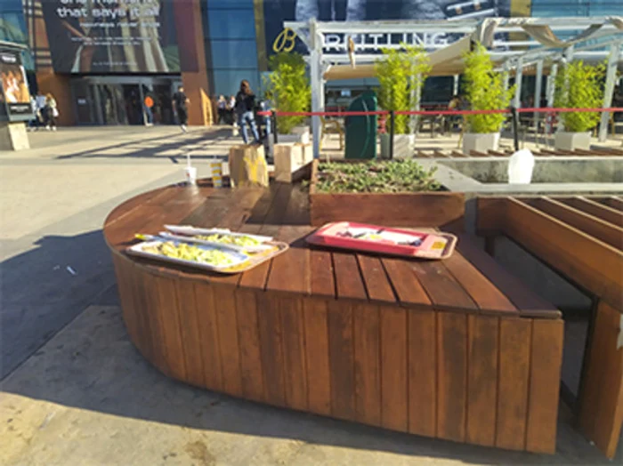 
    Ce mizerie a rămas pe băncile de la intrarea în mall!Foto: BLITZ  