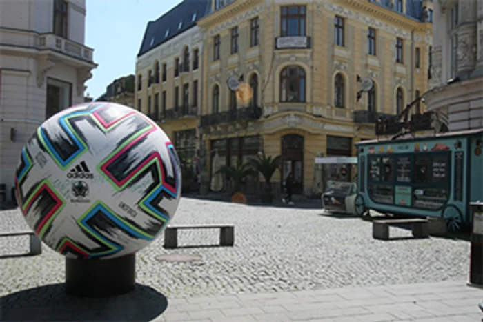 Meciurile încinse vor putea fi urmărite la televizoarele de pe terase, cu o bere rece în fațăFoto: Mihai Ionescu