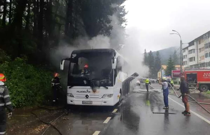 Un autocar plin cu pasageri a luat foc pe DN1 la Azuga FOTO ISU