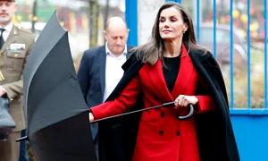 regina letizia costum rosu umbrela profimedia jpg