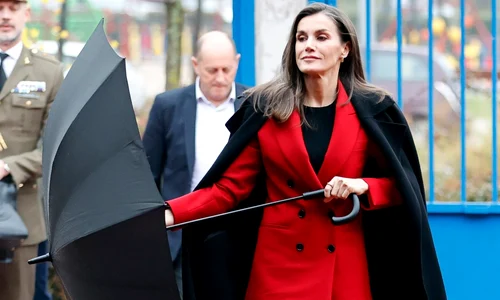 regina letizia costum rosu umbrela profimedia jpg