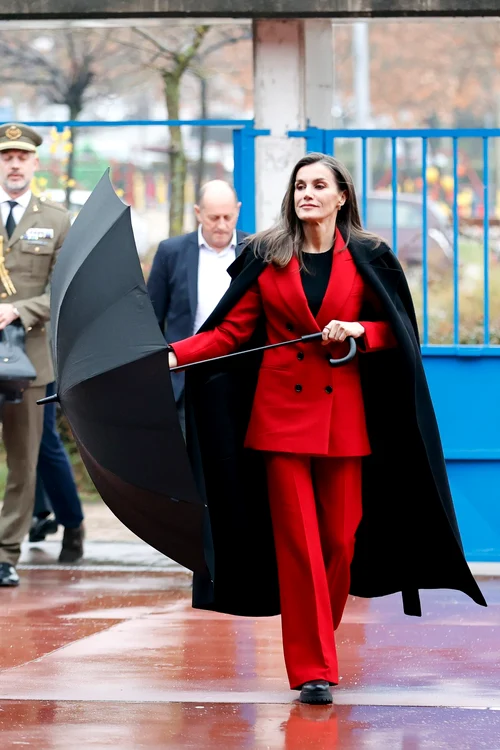 Regina Letizia a purtat un costum roșu, dar „piesa de rezistență” a fost umbrela (Foto: Profimedia)