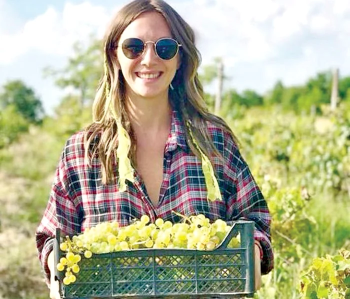 
    Adela Popescu,  recoltă bogată,  la Şuşani,  judeţul Vâlcea  