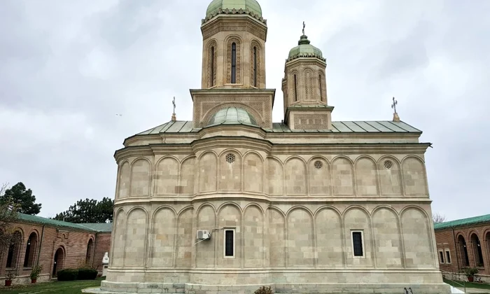 Mănăstirea Dealu, necropola domnească unde este îngropat capul lui Mihai Viteazul jpeg