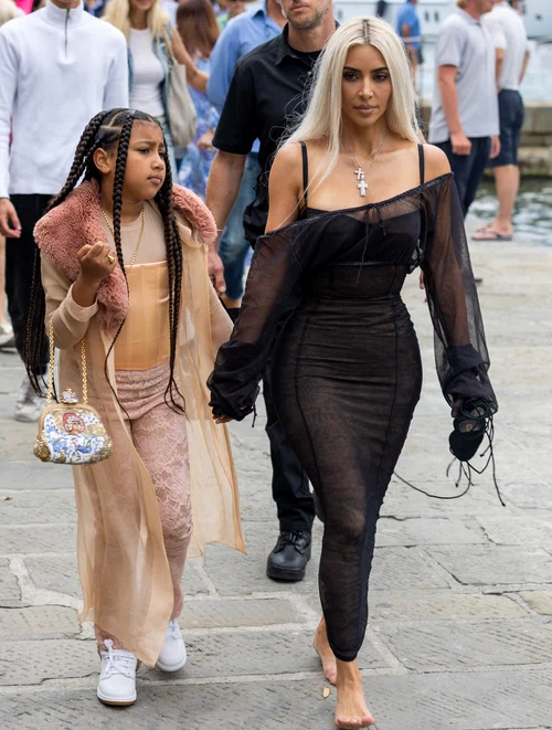 North a purtat un corset şi haină cu blană la guler foto: Profimedia