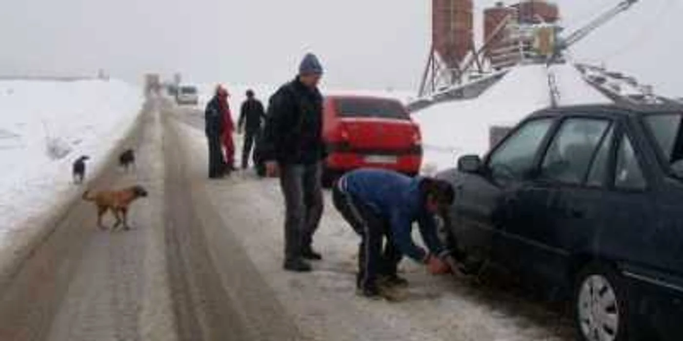  Conducătorii auto şi-au montat lanţuri înainte de a începe urcuşul spre staţiune