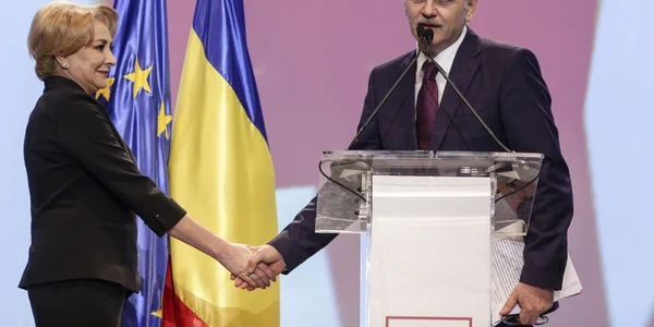 Viorica Dăncilă dă mâna cu Liviu Dragnea la Congresul PSD FOTO Inquam Photos / Octav Ganea