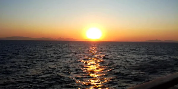 Unul dintre incredibilele apusuri de soare surprinse pe drumul spre Insula Santorini - Grecia