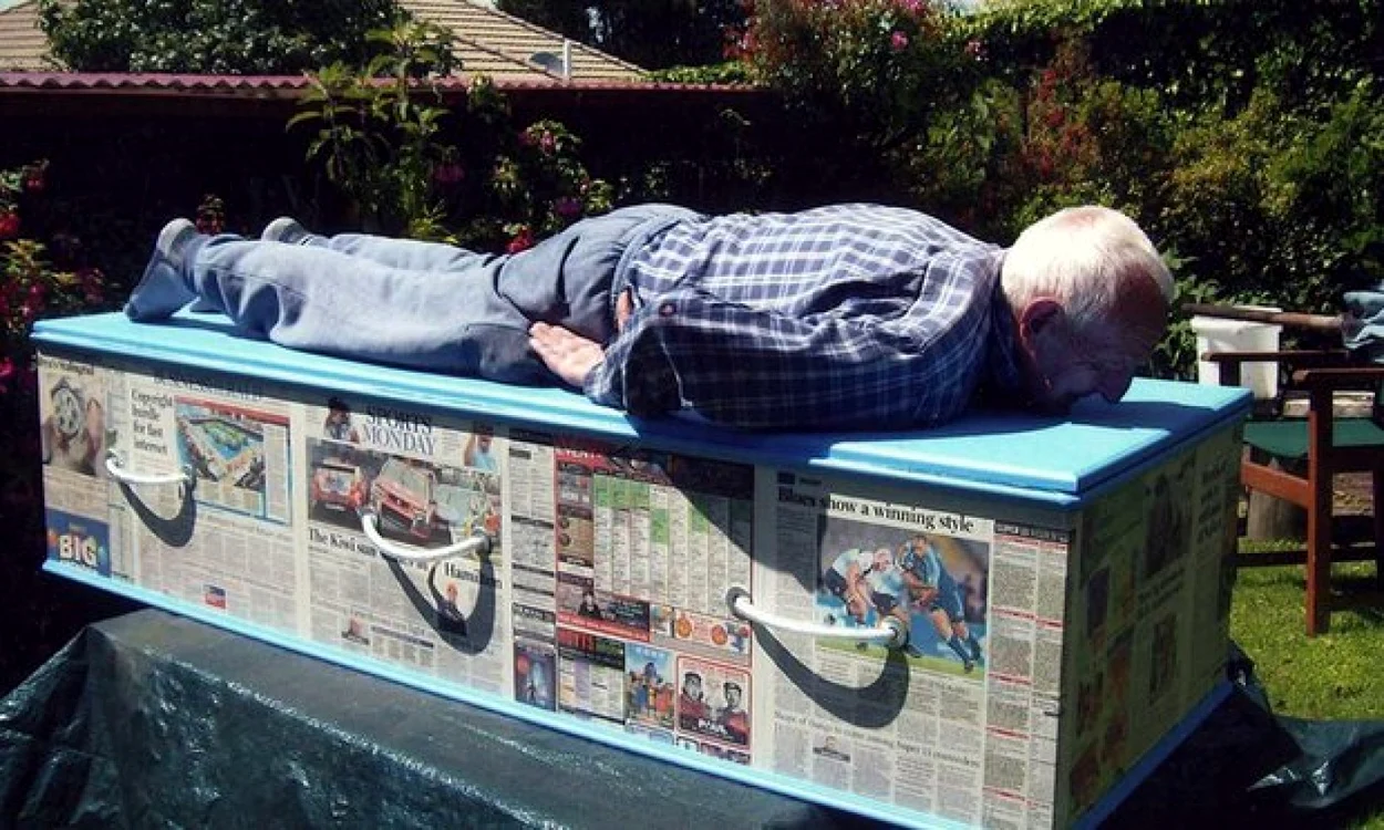 Tot mai multe persoane de vârsta a treia din Noua Zeelandă au început să se înscrie în cluburi răspândite în toată ţara, unde învaţă să-şi facă singure sicriul în care îşi vor dormi somnul de veci.FOTO theguardian.com