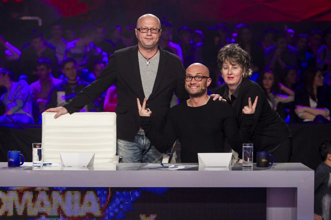 Mihai Bendeac şi doi dintre membrii familiei sale. FOTO Antena 1