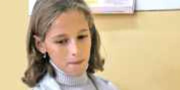 Costinela Chivu, elevă în clasa a V-a la şcoala din Vedea, pictează cai 