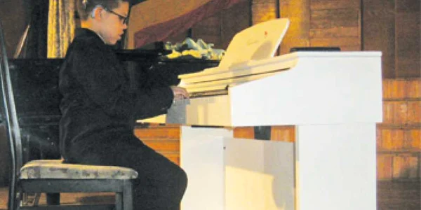 Danny, singurul pianist cu implant cohlear in Europa.