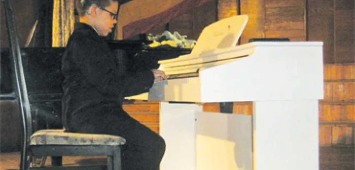Danny, singurul pianist cu implant cohlear in Europa.