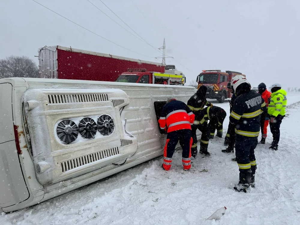 Microbuzul s-a răsturnat în afara părții carosabile. FOTO ISU Giurgiu