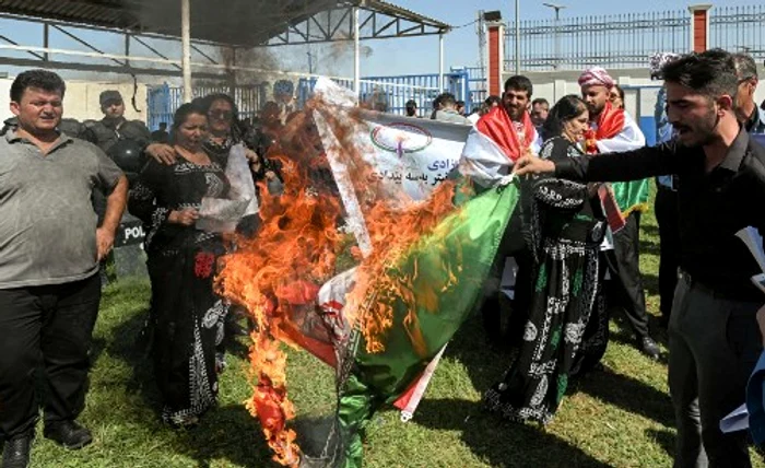 Protestatarii ard drapelul iranian Foto AFP