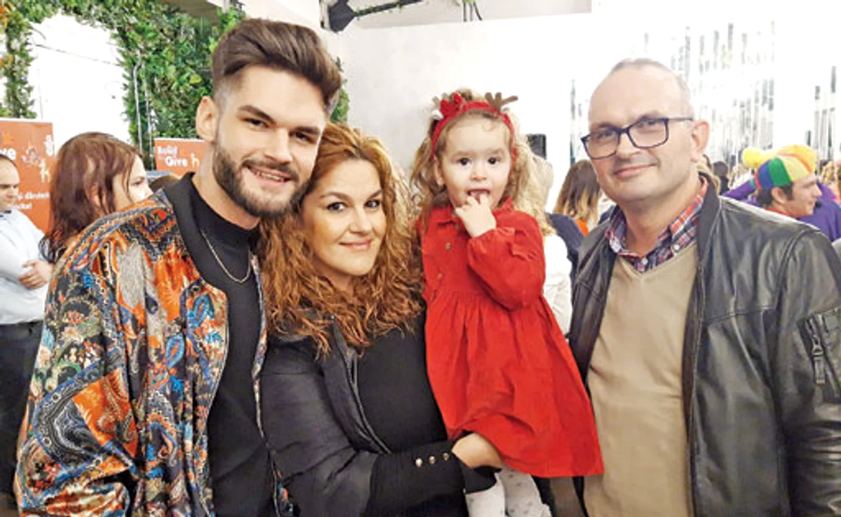 
    Edward Sanda, alături de  părinți și de micuța surioară    