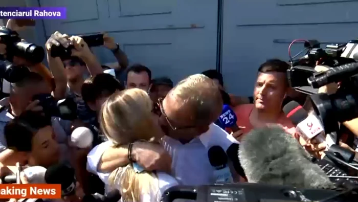 
    Liviu Dragnea o îmbrățișează și o sărută pe logodnica sa, Irina TănaseSursa foto: Digi24  