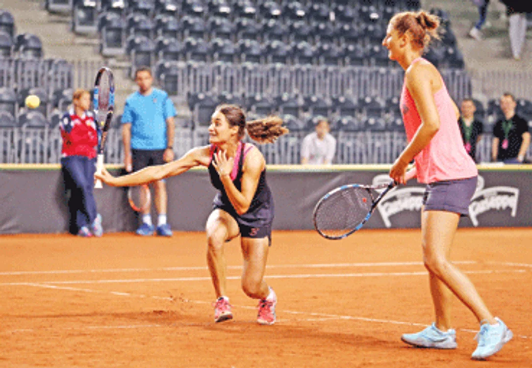 Monica Niculescu şi Irina Begu se antrenează şi la dublu, dar una dintre ele va juca şi la simpluFoto: sportpictures.eu