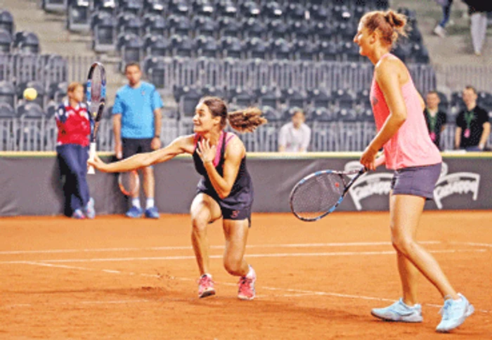 
    Monica Niculescu şi Irina Begu se antrenează şi la dublu, dar una dintre ele va juca şi la simpluFoto: sportpictures.eu   