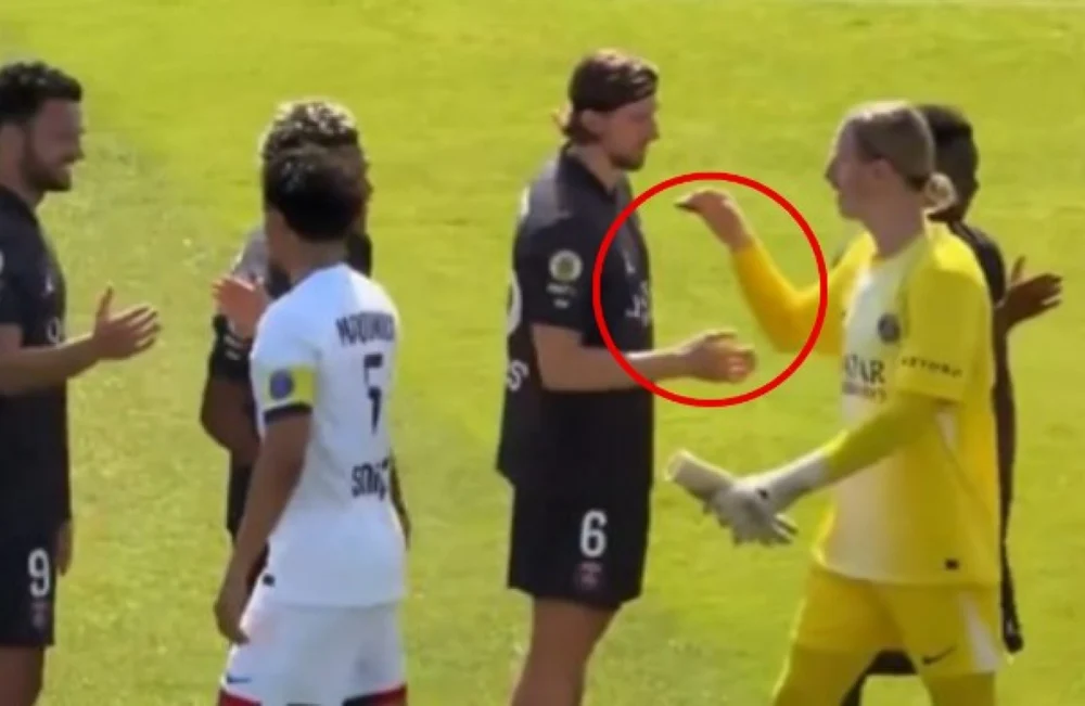 Moment tensionat la PSG: ucraineanul Zabarnîi și rusul Safonov au evitat să își dea mâna înaintea meciului
