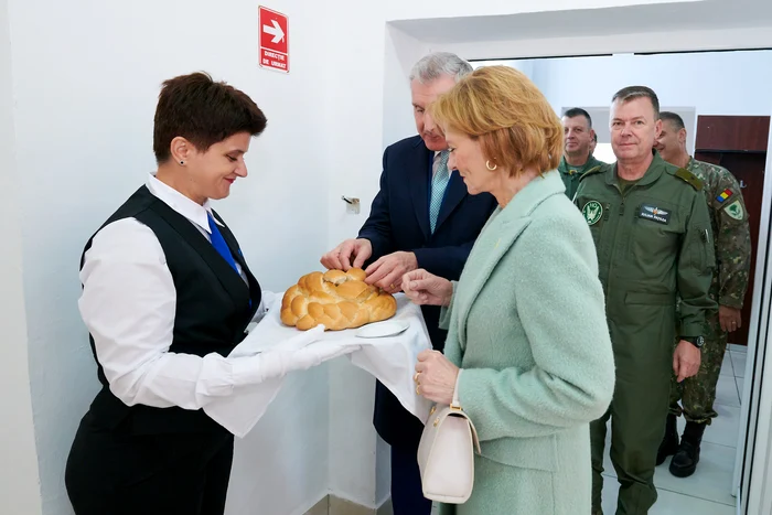 Margareta a Romaniei și Principele Radu în vizita la baza aeriana 86 Borcea, Foto Casa Regala a Romaniei jpg