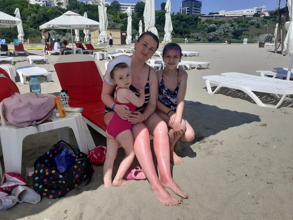 Ancuța a venit de la Bacău, alături de fetițele ei, Alexandra și Daria, să petreacă vacanța la Constanța Fotografii: Andreea Dancu