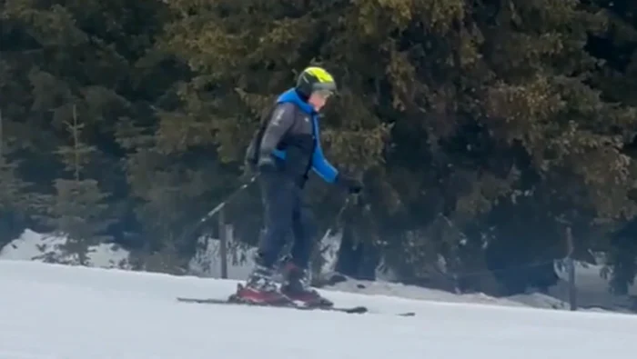 Turiștii profită de zăpada de la munte / captură: observatornews.ro