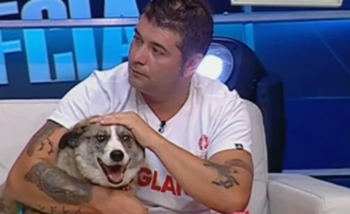 
    Marius Chircă și unul dintre câinii care au atacat-o pe Andreea MarinFoto: captură Kanal D  