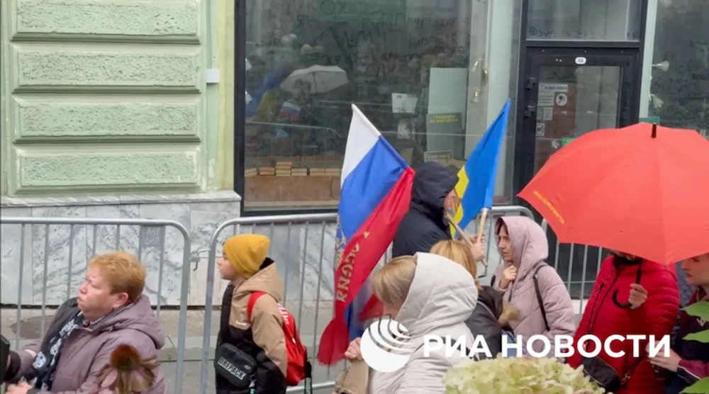 Cozi la secțiile de votare pentru moldovenii din Moscova: votanții au venit cu steagurile Republicii Moldova și ale Rusiei