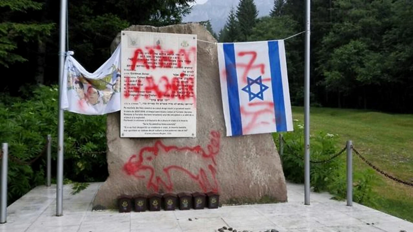 
    Monumentul a căzut pradă unor minţi bolnaveFoto: Facebook / Monitoring and Combating Anti-Semitism in Romania  