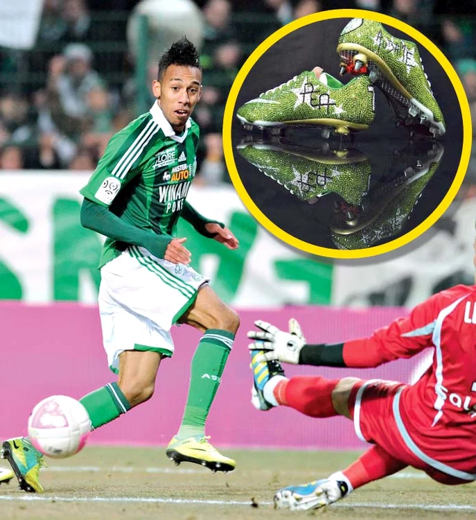 
    Pierre-Emerick  Aubameyang a dat  3.000 de euro pe încălţările sale  