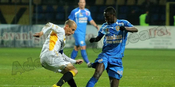 Robert Ilyes (stânga) a marcat ambele goluri ale partidei