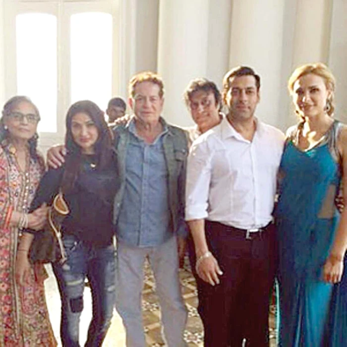 Iulia și Salman Khan, alături de părinții starului indian