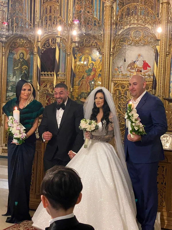 Roxana Vancea, alături de soț și nași. Sursă: Click!