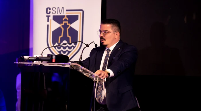 Andrei Talpeș, directorul CSM Constanța și sigla clubului FOTO CSM Constanța