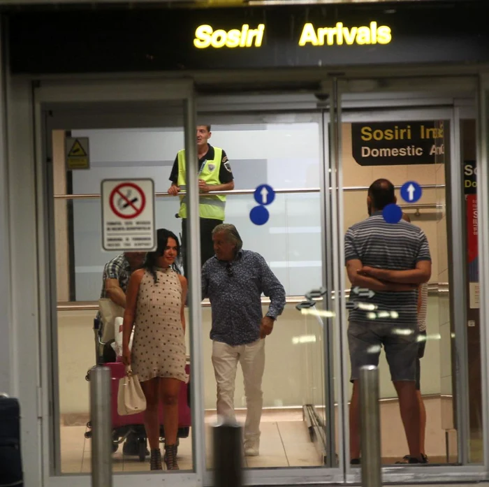 Ilie Năstase şi iubita lui Ioana, la întoarcerea din vacanţa din Italiafoto: Click!