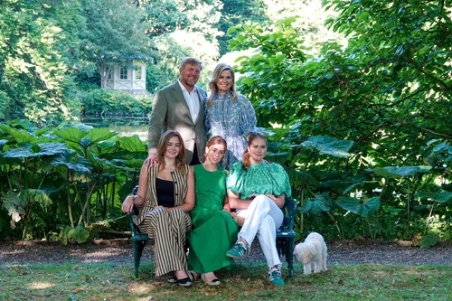 Regele Willem-Alexander, Regina Maxima, Prințesa Arianne, Prințesa Alexia și Prințesa Amalia la Palatul Huis Ten Bosch. FOTO: Familia Regală olandeză