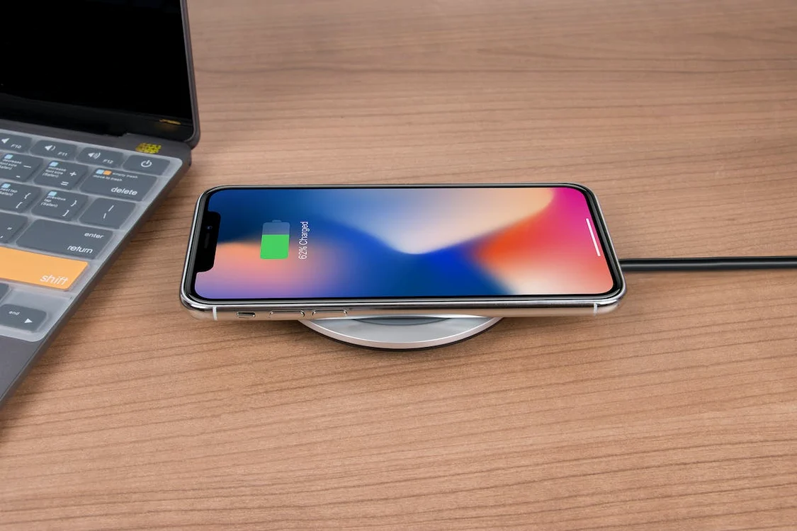 Cum te poate ajuta un încărcător să ți îmbunătățești activitatea zilnică  Top 4 modele de acumulatori de care ai nevoie să îți încarci gadgeturile min jpg