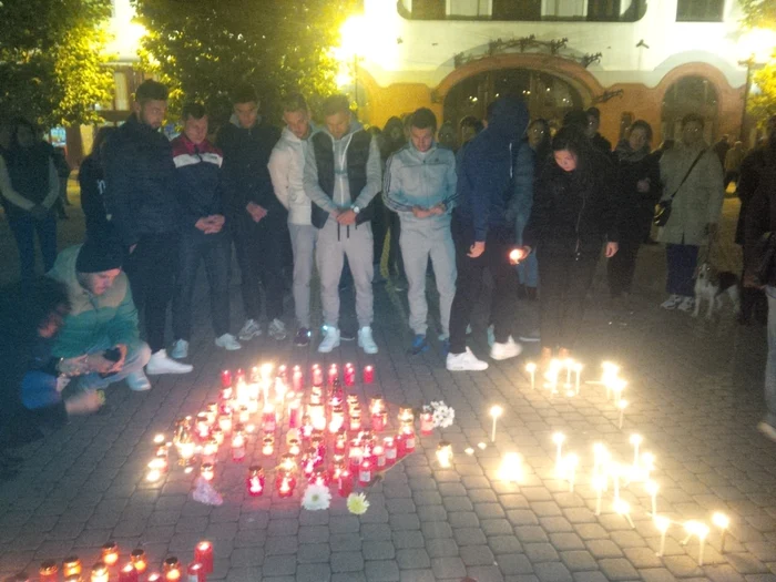 Băimărenii au aprins o lumânare pentru cei plecaţi Sursa Foto: facebook.com/FCMBM2012Official/