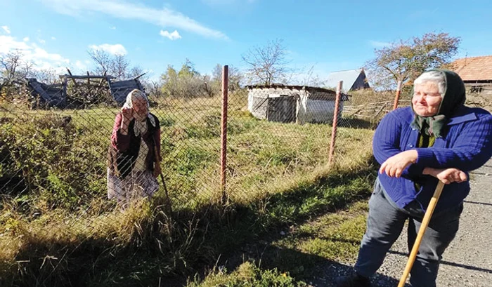 Tanti Sabina, pe drumul satului, alături de o vecină. Foto: adevarul.ro