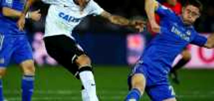 Paulo Guerrero (centru), fotbalistul care a adus victoria campioanei mondiale, Corinthians. FOTO Reuters.