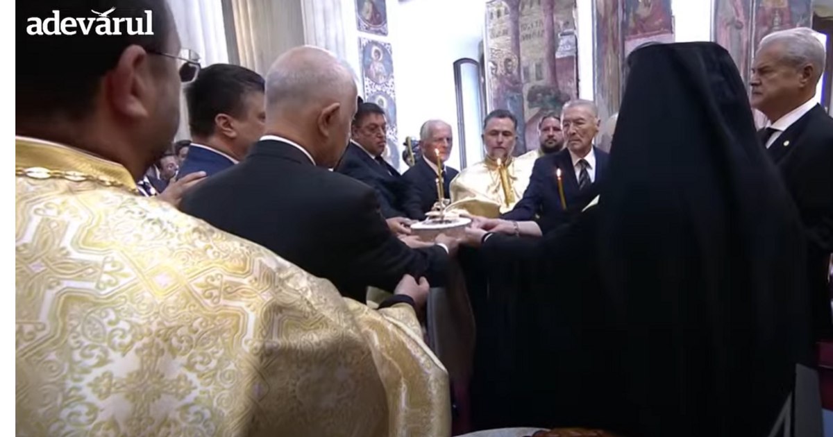 Imagine spectaculoasă la căpătâiul lui Ion Iliescu: Constantinescu, Văcăroiu, Năstase și Stolojan i-au ținut coliva