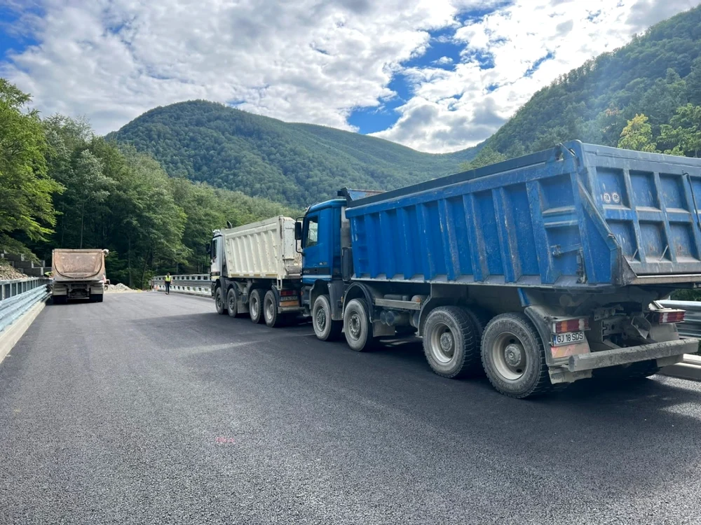 S-au efectuate teste de rezistenţă pe podul din zona Lainici                                       Foto: DRDP Craiova