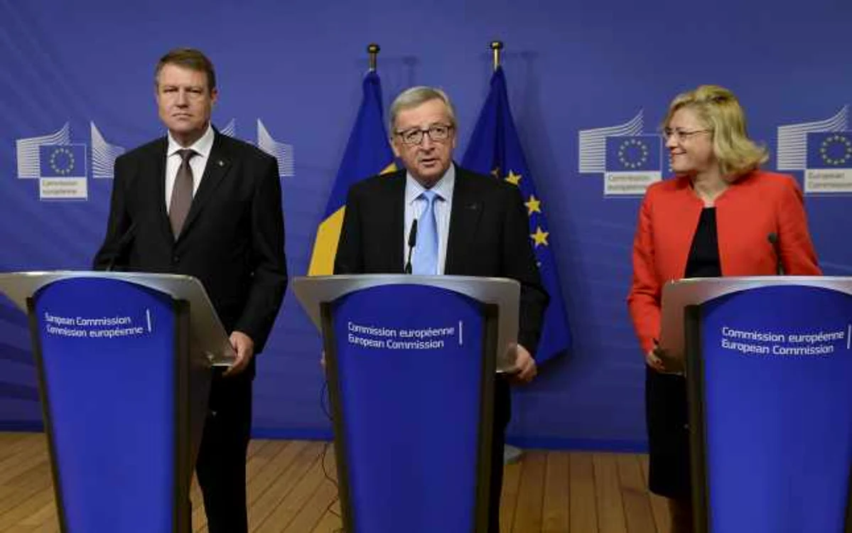 Klaus Iohannis, alături de Jean-Claude Juncker şi de Corina Creţu FOTO Mediafax