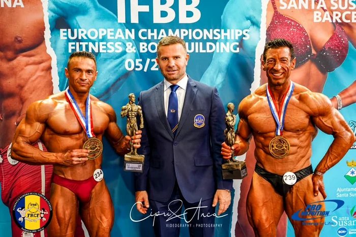 Gabriel Toncean (centru), alături de sportivii români în Spania