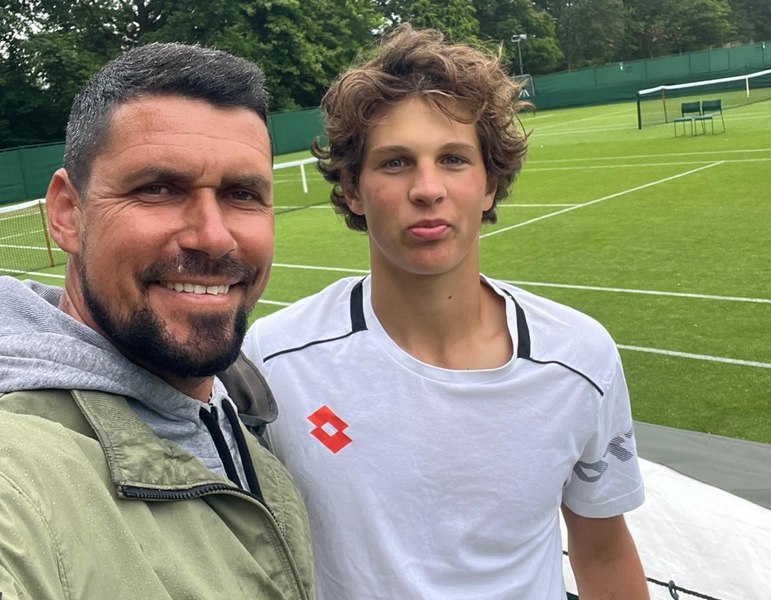 Victor Hănescu, Academie de tenis de cinci stele în România: primii jucători lansați