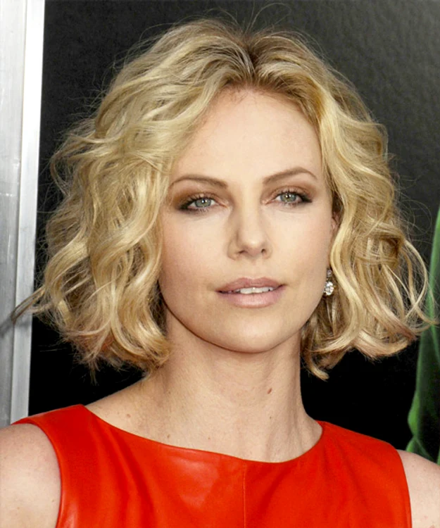 Charlize și-ar fi dorit să aibă frați