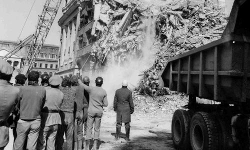 Salvatorii bucureșteni îndepărtează ruinele blocului „Continental” pentru a căuta supraviețuitori